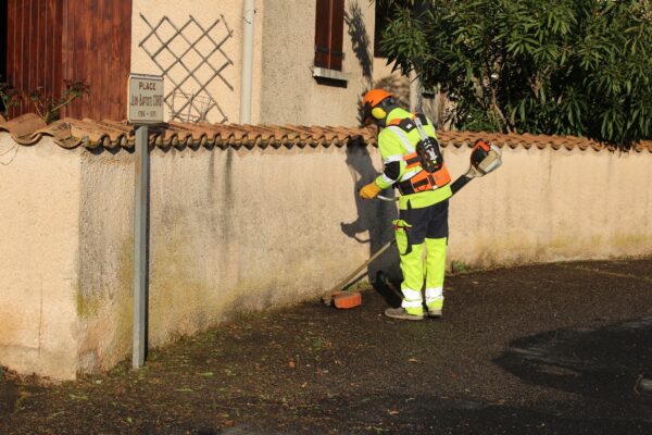 agglo hérault méditerranée terrain espaces verts pézenas desherbage nettoyage propreté voirie