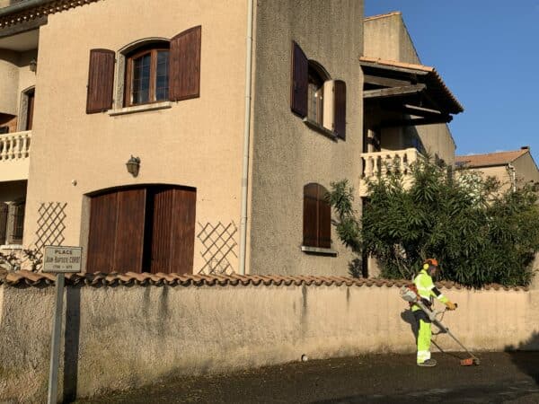 agglo hérault méditerranée terrain espaces verts pézenas desherbage nettoyage propreté voirie