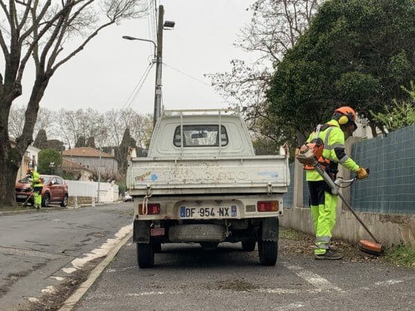 Agglo Hérault Méditerranée intervention espaces verts agents terrain quotidien entretien taille tonte pézenas rues désherbage