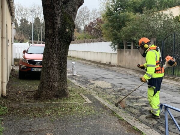 Agglo Hérault Méditerranée intervention espaces verts agents terrain quotidien entretien taille tonte pézenas rues désherbage
