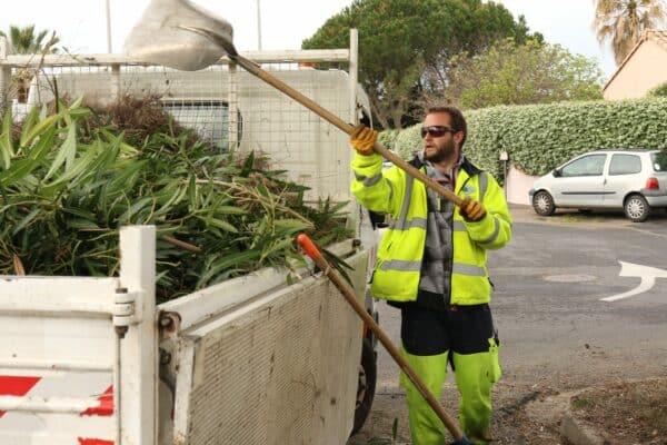 Agglo Hérault Méditerranée espaces verts taille entretien pézenas lauriers roses bruleur gaz herbe