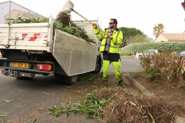 Agglo Hérault Méditerranée espaces verts taille entretien pézenas lauriers roses bruleur gaz herbe